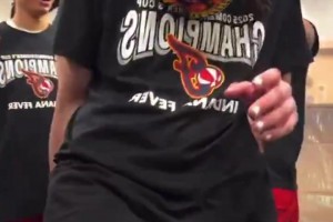 少兒不宜？！“女庫里”克拉克直播慶祝，被隊(duì)友從身后頂了一下